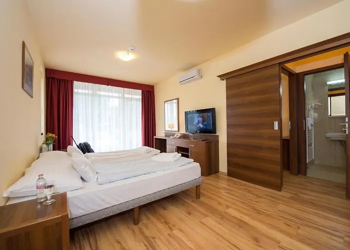 Kehida Family Кехидакустани