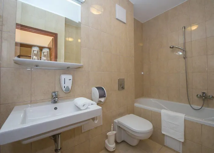 Kehida Family Кехидакустани